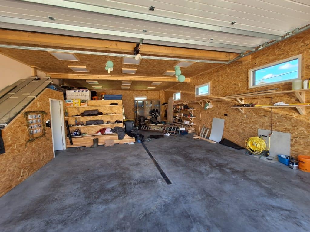 Garage-en-bois-interieur-etageres